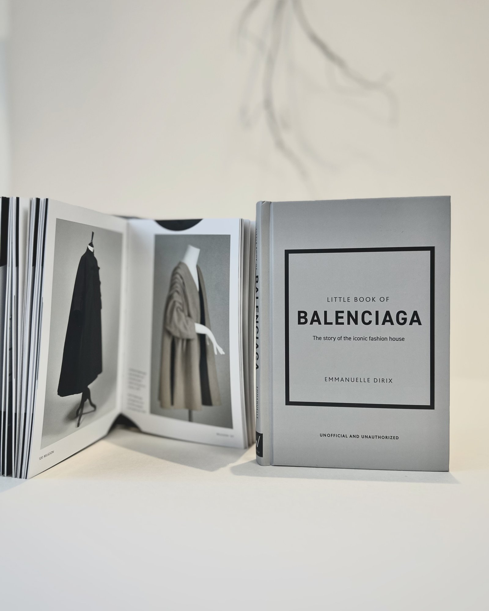  كتاب BALENCIAGA